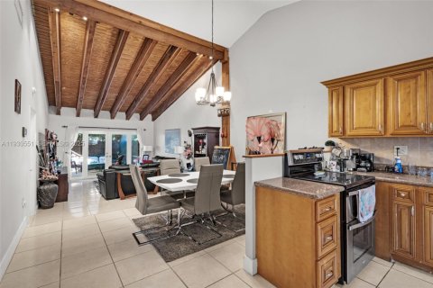 Купить виллу или дом в Пемброк-Пайнс, Флорида 2 спальни, 111.11м2, № 1990417 - фото 3