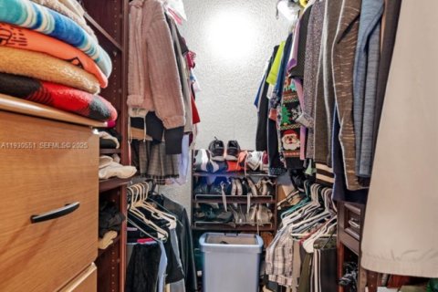 Купить виллу или дом в Пемброк-Пайнс, Флорида 2 спальни, 111.11м2, № 1990417 - фото 19