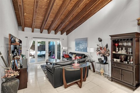 Купить виллу или дом в Пемброк-Пайнс, Флорида 2 спальни, 111.11м2, № 1990417 - фото 4