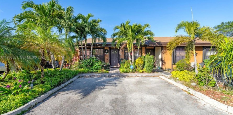 Дом в Пемброк-Пайнс, Флорида 2 спальни, 111.11м2 № 1990417