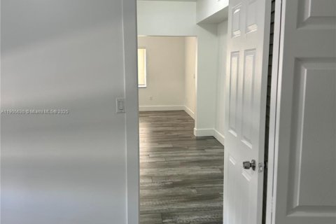 Снять в аренду виллу или дом в Майами, Флорида 1 спальня, 520.25м2, № 1963738 - фото 7