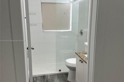 Снять в аренду виллу или дом в Майами, Флорида 1 спальня, 520.25м2, № 1963738 - фото 10