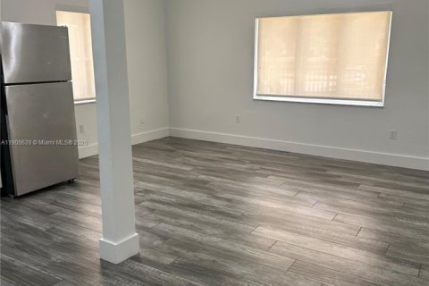 Снять в аренду виллу или дом в Майами, Флорида 1 спальня, 520.25м2, № 1963738 - фото 3