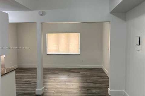 Снять в аренду виллу или дом в Майами, Флорида 1 спальня, 520.25м2, № 1963738 - фото 1