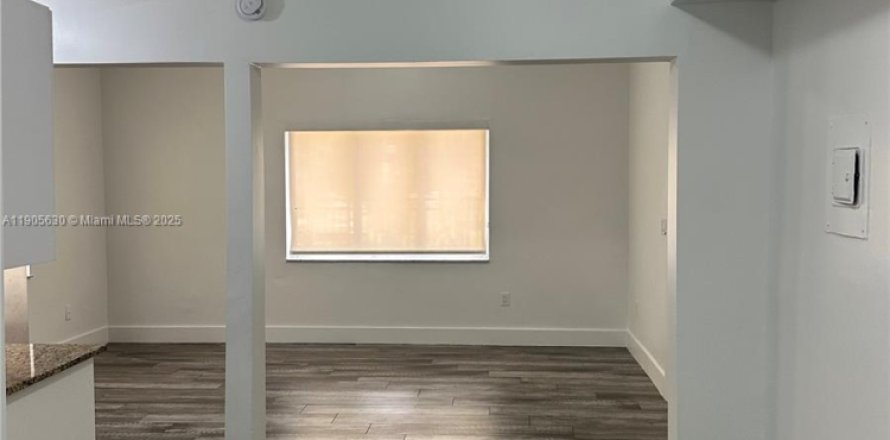 Дом в Майами, Флорида 1 спальня, 520.25м2 № 1963738