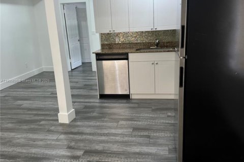 Снять в аренду виллу или дом в Майами, Флорида 1 спальня, 520.25м2, № 1963738 - фото 6