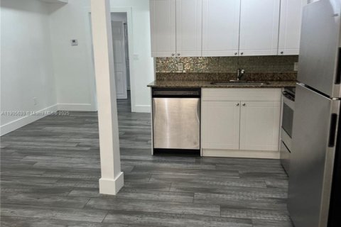 Снять в аренду виллу или дом в Майами, Флорида 1 спальня, 520.25м2, № 1963738 - фото 2