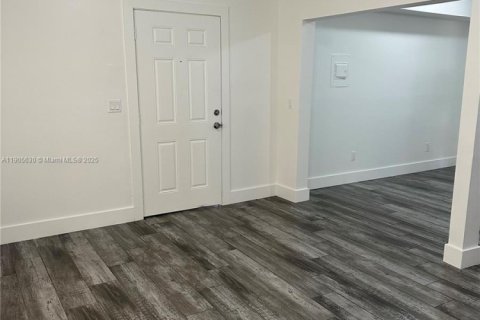 Снять в аренду виллу или дом в Майами, Флорида 1 спальня, 520.25м2, № 1963738 - фото 5