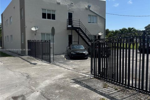 Снять в аренду виллу или дом в Майами, Флорида 1 спальня, 520.25м2, № 1963738 - фото 12