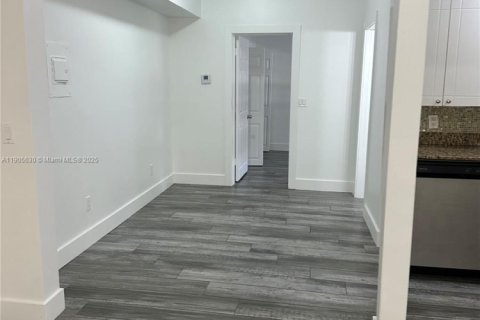 Снять в аренду виллу или дом в Майами, Флорида 1 спальня, 520.25м2, № 1963738 - фото 11