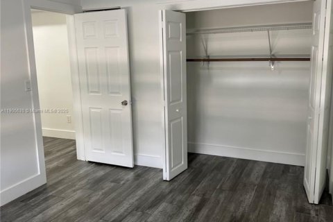 Снять в аренду виллу или дом в Майами, Флорида 1 спальня, 520.25м2, № 1963738 - фото 8