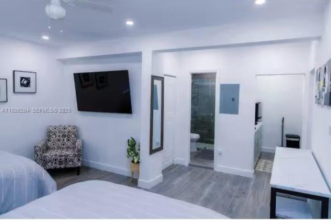 Villa ou maison à louer à Miami, Floride: 35.77 m2 № 1988075 - photo 5