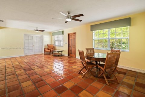 House in Key Biscayne, Florida 4 bedrooms, 168.8 sq.m. № 1865723 - photo 4
