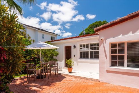 House in Key Biscayne, Florida 4 bedrooms, 168.8 sq.m. № 1865723 - photo 2