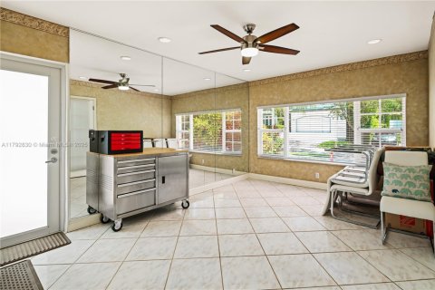 House in Key Biscayne, Florida 4 bedrooms, 168.8 sq.m. № 1865723 - photo 8