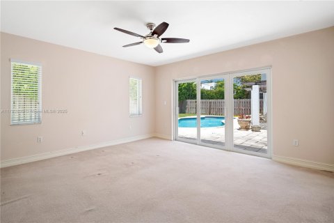 House in Key Biscayne, Florida 4 bedrooms, 168.8 sq.m. № 1865723 - photo 10