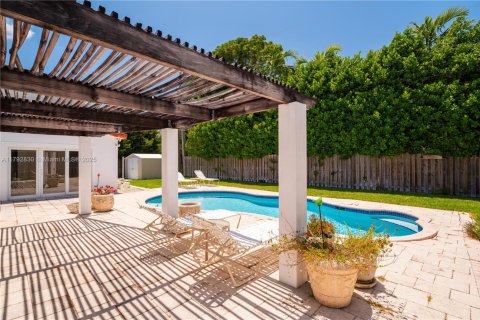 House in Key Biscayne, Florida 4 bedrooms, 168.8 sq.m. № 1865723 - photo 16
