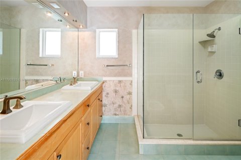 House in Key Biscayne, Florida 4 bedrooms, 168.8 sq.m. № 1865723 - photo 12