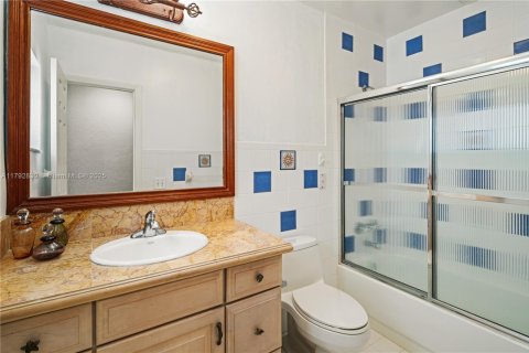 House in Key Biscayne, Florida 4 bedrooms, 168.8 sq.m. № 1865723 - photo 15