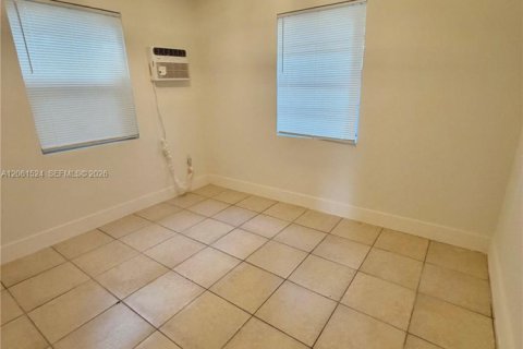 Villa ou maison à louer à Hollywood, Floride: 3 chambres, 102.19 m2 № 2274069 - photo 19