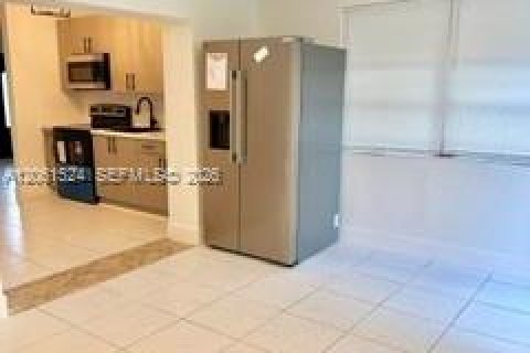 Villa ou maison à louer à Hollywood, Floride: 3 chambres, 102.19 m2 № 2274069 - photo 6