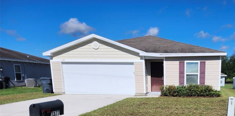 House in Poinciana, Florida 4 bedrooms, 130.06 sq.m. № 2379319