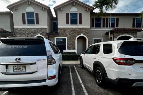 House in Hialeah, Florida 3 bedrooms, 143.53 sq.m. № 2008954