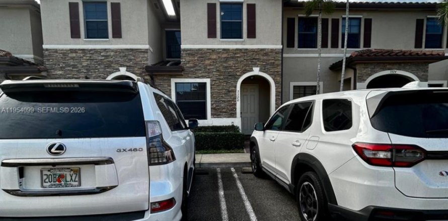 House in Hialeah, Florida 3 bedrooms, 143.53 sq.m. № 2008954