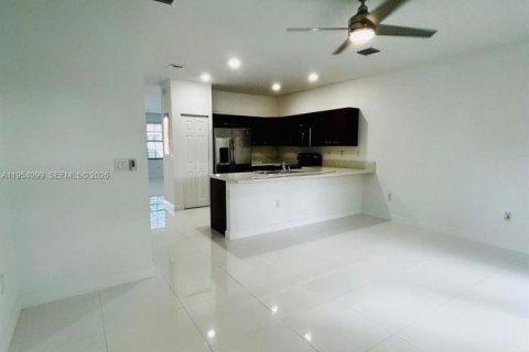 House in Hialeah, Florida 3 bedrooms, 143.53 sq.m. № 2008954 - photo 11