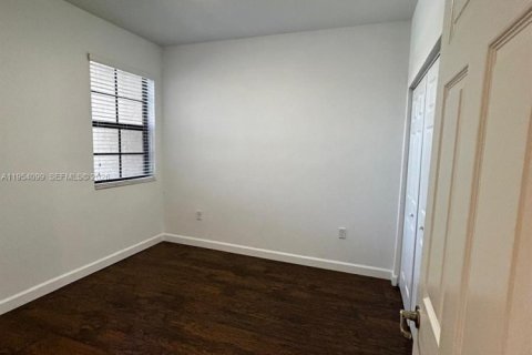 House in Hialeah, Florida 3 bedrooms, 143.53 sq.m. № 2008954 - photo 19