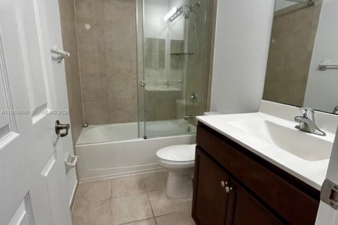 House in Hialeah, Florida 3 bedrooms, 143.53 sq.m. № 2008954 - photo 23