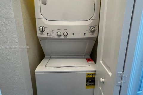 House in Hialeah, Florida 3 bedrooms, 143.53 sq.m. № 2008954 - photo 24