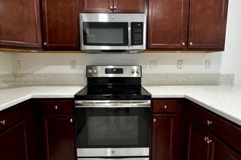 House in Hialeah, Florida 3 bedrooms, 143.53 sq.m. № 2008954 - photo 6