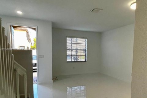 House in Hialeah, Florida 3 bedrooms, 143.53 sq.m. № 2008954 - photo 2