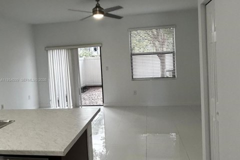 House in Hialeah, Florida 3 bedrooms, 143.53 sq.m. № 2008954 - photo 12