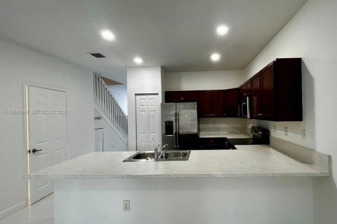 House in Hialeah, Florida 3 bedrooms, 143.53 sq.m. № 2008954 - photo 5