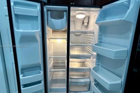 House in Hialeah, Florida 3 bedrooms, 143.53 sq.m. № 2008954 - photo 9