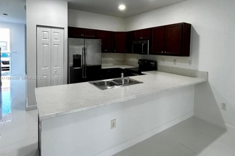 House in Hialeah, Florida 3 bedrooms, 143.53 sq.m. № 2008954 - photo 10