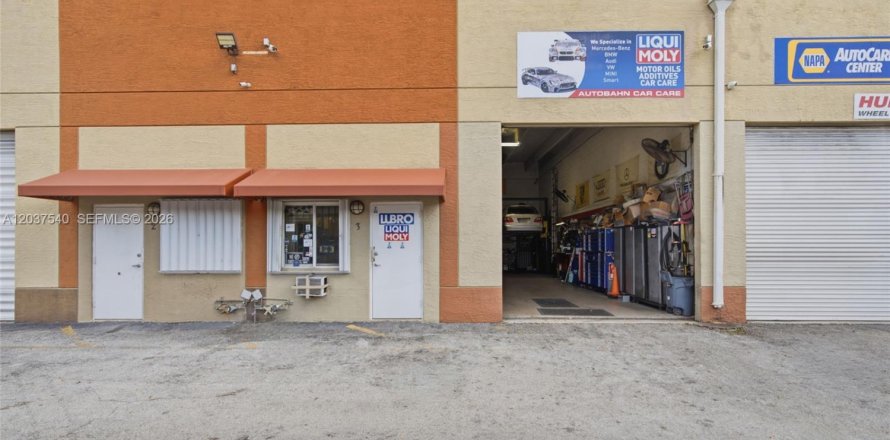 Commercial property in Miami, Florida № 2088329