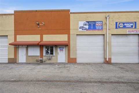 Commercial property in Miami, Florida № 2088329 - photo 2