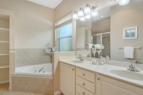 House in Bradenton, Florida 3 bedrooms, 192.59 sq.m. № 1652309 - photo 24