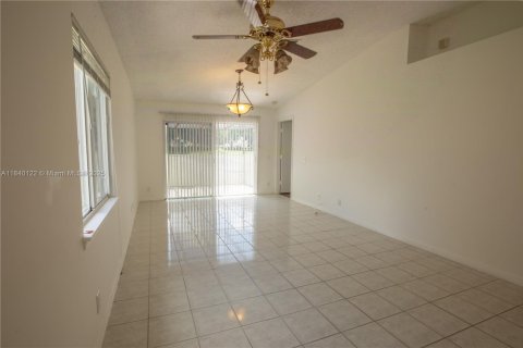 House in Miramar, Florida 3 bedrooms, 108.7 sq.m. № 1828834 - photo 3