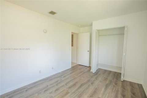 House in Miramar, Florida 3 bedrooms, 108.7 sq.m. № 1828834 - photo 21