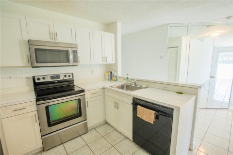 House in Miramar, Florida 3 bedrooms, 108.7 sq.m. № 1828834 - photo 10