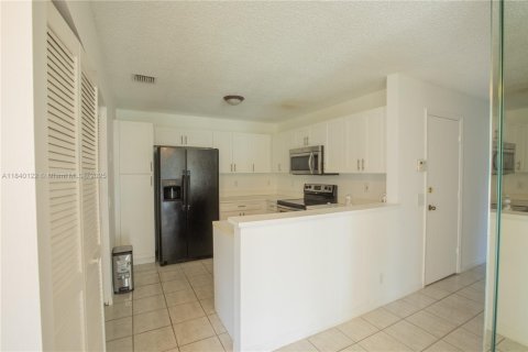 House in Miramar, Florida 3 bedrooms, 108.7 sq.m. № 1828834 - photo 6