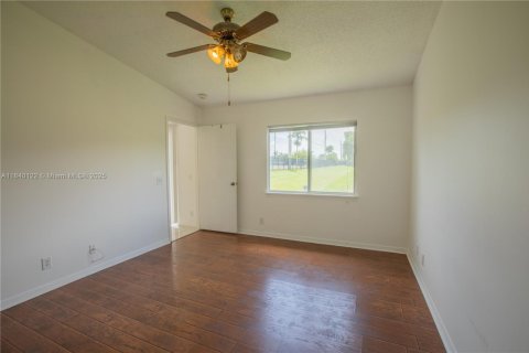 House in Miramar, Florida 3 bedrooms, 108.7 sq.m. № 1828834 - photo 12