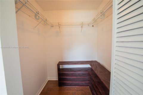 House in Miramar, Florida 3 bedrooms, 108.7 sq.m. № 1828834 - photo 13