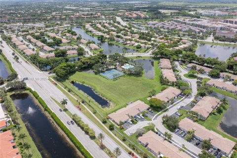 House in Miramar, Florida 3 bedrooms, 108.7 sq.m. № 1828834 - photo 25