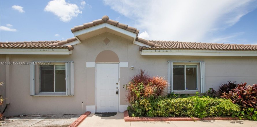 House in Miramar, Florida 3 bedrooms, 108.7 sq.m. № 1828834