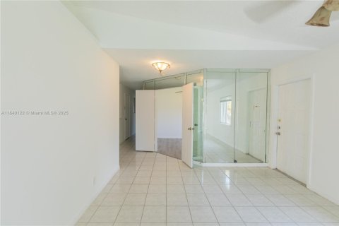 House in Miramar, Florida 3 bedrooms, 108.7 sq.m. № 1828834 - photo 5